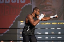 Oleksandr Usyk i Daniel Dubois podczas treningu na placu Wolności we Wrocławiu. Mistrzowska walka i wielka bokserska gala już w sobotę na Tarczyński Arena