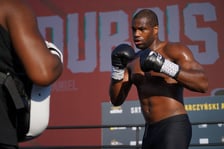 Oleksandr Usyk i Daniel Dubois podczas treningu na placu Wolności we Wrocławiu. Mistrzowska walka i wielka bokserska gala już w sobotę na Tarczyński Arena