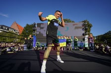 Oleksandr Usyk i Daniel Dubois podczas treningu na placu Wolności we Wrocławiu. Mistrzowska walka i wielka bokserska gala już w sobotę na Tarczyński Arena