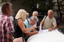 <p>Mieszkańcy przed spotkaniem z zarządcą budynku</p>