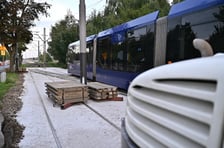 Remont torów na przejeździe przez ul. Kamiennogórską, na wysokości przystanku Kamiennogórska (ośrodek dla niewidomych).
