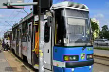 Pierwszy dzień roboczy z tramwajami na Nowy Dwór i dużymi zmianami w trasach autobusów i tramwajów.