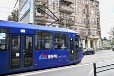 Pierwszy dzień roboczy z tramwajami na Nowy Dwór i dużymi zmianami w trasach autobusów i tramwajów.
