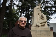 Cmentarz przy klasztorze franciszkanów na Karłowicach. Ojciec Jozafat Roman Gohly, przełożony klasztoru na Karłowicach