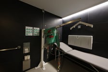 Klubokawiarnia Barbara została wyposażona w komfortkę - miejsce, w którym w godnych warunkach można przewinąć dorosłą osobę z niepełnosprawnościami