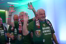 Seniorzy, nauczyciele i studenci na meczu Śląsk - Górnik