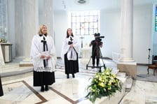 <p>Przynależność do tego Kościoła protestanckiego zadeklarowało <strong>2256 os&oacute;b</strong>, czyli <strong>0,08 procent Dolnoślązak&oacute;w</strong>.&nbsp;</p>
<p>Świątynia luteran&oacute;w we Wrocławiu jest na ulicy Kazimierza Wiellkiego. Służy w niej tr&oacute;jka księży, w tym Marta Zachraj-Mikołajczyk (na zdjęciu, brunetka) i jej mąż.</p>
<p class="MsoNormal">Marta Zachraj-Mikołajczyk została ordynowana na księdza&nbsp;7 maja 2022 roku w Warszawie przez biskupa Kościoła ewangelicko-augsburskiego w Polsce, wraz z 8 innymi kobietami, w tym Izabelą Sikorą ze Szczecina (blondynka). Była to pierwsza ordynacja kobiet w naszym kraju.</p>
<p class="MsoNormal">&nbsp;</p>
<p>&nbsp;</p>