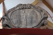<p>Przekuty w XVIII wieku rewers Tympanonu Jaksy z napisem: &bdquo;K&ouml;niglische Preussische Proviant Haus&rdquo; czyli kr&oacute;lewski, pruski dom zapas&oacute;w &ndash; magazyn żywności</p>