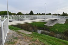 Kładka nad Ślęzą łącząca Muchobór Mały z Muchoborem Wielkim.