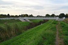 Kładka nad Ślęzą łącząca Muchobór Mały z Muchoborem Wielkim.