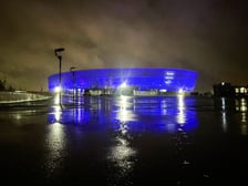 Podświetlona na niebiesko Tarczyński Arena z okazji Międzynarodowego Dnia Praw Dziecka