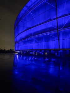 Podświetlona na niebiesko Tarczyński Arena z okazji Międzynarodowego Dnia Praw Dziecka