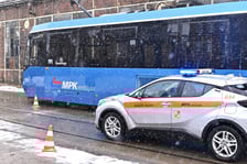 Pokaz hamowania na Zajezdni Tramwajowej Ołbin. Pojazdy jechały z tą samą prędkością i zaczęły hamować w tym samym momencie. Tramwaj zatrzymał się 8 metrów dalej niż samochód.