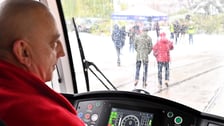Pokaz hamowania na Zajezdni Tramwajowej Ołbin. Pojazdy jechały z tą samą prędkością i zaczęły hamować w tym samym momencie. Tramwaj zatrzymał się 8 metrów dalej niż samochód.