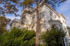 <p>Zjawiskową willę postawił producent czekolady, dzisiaj działa w niej kameralny pensjonat</p>