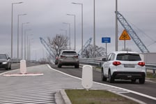 Samochody, rowerzyści i piesi na AWW - pierwszy dzień po otwarciu Alei Wielkiej Wyspy