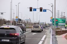 Samochody, rowerzyści i piesi na AWW - pierwszy dzień po otwarciu Alei Wielkiej Wyspy