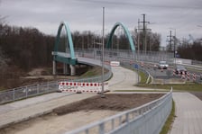 Samochody, rowerzyści i piesi na AWW - pierwszy dzień po otwarciu Alei Wielkiej Wyspy