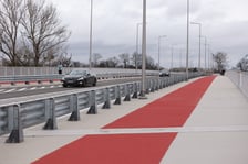 Samochody, rowerzyści i piesi na AWW - pierwszy dzień po otwarciu Alei Wielkiej Wyspy