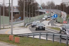 Samochody, rowerzyści i piesi na AWW - pierwszy dzień po otwarciu Alei Wielkiej Wyspy