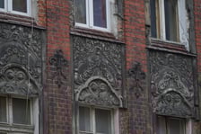 <p>Detale architektoniczne kamienic na wrocławskim Nadodrzu zachwycają</p>