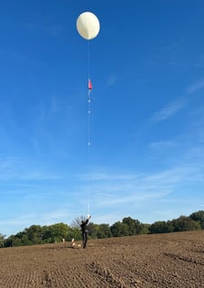 <p>Michał Konarski puszcza balon z ładunkiem</p>