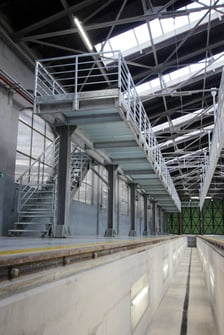 <p>Zajezdnia "Gaj" po remoncie. W hali zamontowany został 37-metrowy pomost, kt&oacute;ry będzie służył do obsługi tramwaj&oacute;w.</p>