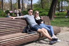 <p>Wrocławianie wypoczywający w plenerze w niedzielę 7 kwietnia &ndash; tu na Wyspie Słodowej</p>