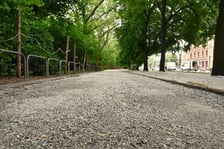 <p>Podbudowa ścieżki rowerowej przy parku Staszica czeka na beton jamisty.&nbsp;</p>