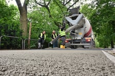Na pl. Staszica, przy parku, po raz pierwszy we Wrocławiu układany jest beton jamisty - taki, który przepuszcza wodę. Dzięki zastosowaniu tej technologii, drzewa i rośliny będą nawadniane wodami opadowymi, a rowerzyści będą wygodnie jeździć.