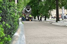 Na pl. Staszica, przy parku, po raz pierwszy we Wrocławiu układany jest beton jamisty - taki, który przepuszcza wodę. Dzięki zastosowaniu tej technologii, drzewa i rośliny będą nawadniane wodami opadowymi, a rowerzyści będą wygodnie jeździć.