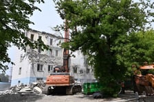 Stary budynek Komisariatu Policji Wrocław-Stare Miasto jest rozbierany. Funkcjonariusze przeprowadzili się do nowego, wybudowanego tuż obok.