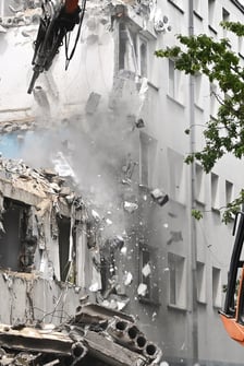 Stary budynek Komisariatu Policji Wrocław-Stare Miasto jest rozbierany. Funkcjonariusze przeprowadzili się do nowego, wybudowanego tuż obok.