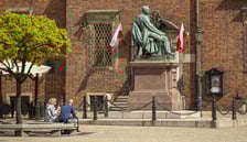 <p><strong>Nowe zasady pisowni polskiej, obowiązujące od 1 stycznia 2026</strong></p>
<p>5. Ujednolicenie zapisu (małą literą) przymiotnik&oacute;w tworzonych od nazw osobowych, zakończonych na -owski, bez względu na to, czy ich interpretacja jest dzierżawcza (odpowiadają na pytanie czyj?), czy też jakościowa (odp. na pytanie jaki?), np. komedia fredrowska, dramat szekspirowski, epoka zygmuntowska, koncert chopinowski.</p>
<p>Przymiotniki tworzone od imion (rzadziej od nazwisk), zakończone na -owy, -in(-yn), -&oacute;w, mające charakter archaiczny, będą mogły być zapisywane małą lub wielką literą, np. jackowe dzieci lub Jackowe dzieci; poezja miłoszowa lub poezja Miłoszowa; zosina lalka lub Zosina lalka; jack&oacute;w dom lub Jack&oacute;w dom.</p>
<p>Na zdjęciu Pomnik Fredry we Wrocławiu</p>