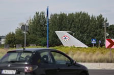 Rondo 11 Pułku Lotnictwa Myśliwskiego na Muchoborze Wielkim. W jego centralnej części jest statecznik pionowy samolotu MIG 21, który obraca się zgodnie z kierunkiem wiatru