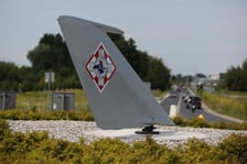 Rondo 11 Pułku Lotnictwa Myśliwskiego na Muchoborze Wielkim. W jego centralnej części jest statecznik pionowy samolotu MIG 21, który obraca się zgodnie z kierunkiem wiatru
