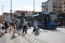 Tramwaje i przechodnie na Kazimierza Wielkiego