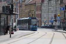 Tramwaje i przechodnie na Kazimierza Wielkiego