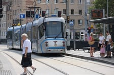 Tramwaje i przechodnie na Kazimierza Wielkiego