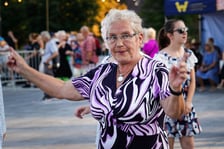 Wrocławska Potańcówka w rytmie disco na placu Wolności we Wrocławiu