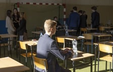 Uczniowie podczas egzaminu. Matura 2023 w VII LO we Wrocławiu