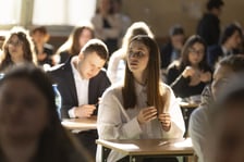 Uczniowie podczas egzaminu. Matura 2023 w VII LO we Wrocławiu
