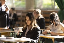 Uczniowie podczas egzaminu. Matura 2023 w VII LO we Wrocławiu