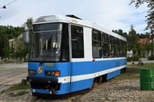 <p>Konstal 105, przyszły foodtram, jest już na terenie dawnej zajezdni tramwajowej Dąbie, w kt&oacute;rej mieści się Czasoprzestrzeń</p>