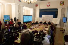Premier i ministrowie uczestniczyli w poniedziałek 16 września w posiedzeniu sztabu kryzysowego w Urzędzie Wojewódzkim we Wrocławiu.