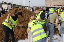 Wrocławianie odbierają piasek spod stadionu