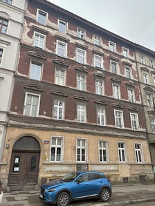 <p>Kamienica przeznaczona do remontu w Projekcie Ptasia (program poWROty kamienic). Pl. Strzelecki 6</p>
