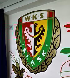 Uroczystość odsłonięcia muralu WKS Śląsk w SP 113. Powstał on w ramach Szkolnego Budżetu Obywatelskiego