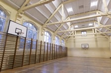 <p>Sala gimnastyczna w szkole na Dawida przed remontem</p>