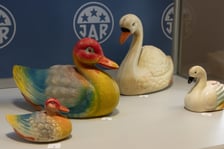 <p>Eksponat z wystawy Bawią, uczą, wychowują &ndash; zabawki z Dolnego Śląska w czasach PRL-u w Miejskim Muzeum Zabawet w Karpaczu</p>